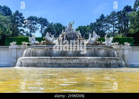 Wien, Österreich - 16. Jul 2021: Blick auf den Neptunbrunnen im Schloss Schönbrunn, Wien, Österreich Stockfoto