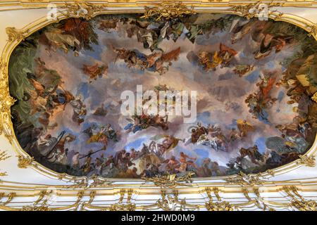 Wien, Österreich - 16. Jul 2021: Schloss Schönbrunn oder Schloss Schönbrunn ist eine kaiserliche Sommerresidenz in Wien, Österreich. Schloss Schönbrunn ist ein ma Stockfoto