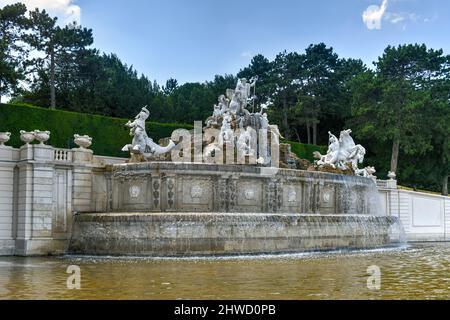 Wien, Österreich - 16. Jul 2021: Blick auf den Neptunbrunnen im Schloss Schönbrunn, Wien, Österreich Stockfoto