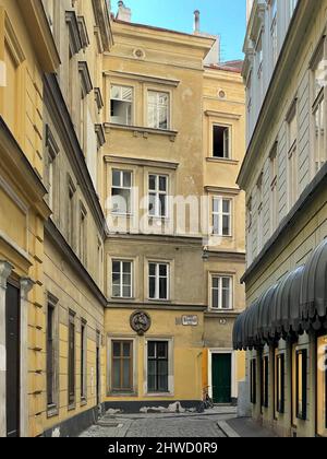 Wien, Österreich - 16. Jul 2021: Kleeblattgasse entlang der Wiener Innenstadt, Österreich in Europa. Stockfoto