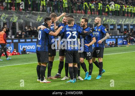 Mailand, Italien. 04. März 2022. Lautaro Martinez (10) von Inter punktet und feiert mit Teamkollegen während der Serie Ein Spiel zwischen Inter und Salernitana bei Giuseppe Meazza in Mailand. (Foto: Gonzales Photo/Alamy Live News Stockfoto