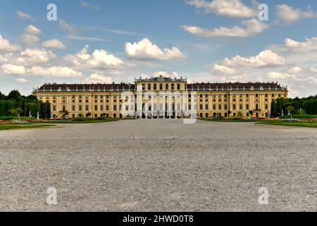 Wien, Österreich - 16. Jul 2021: Schloss Schönbrunn oder Schloss Schönbrunn ist eine kaiserliche Sommerresidenz in Wien, Österreich. Schloss Schönbrunn ist ein ma Stockfoto