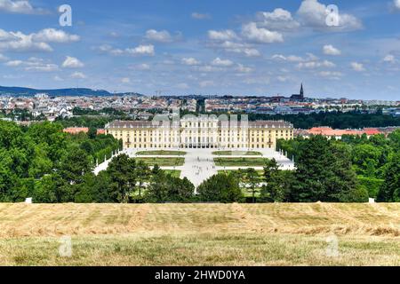 Wien, Österreich - 16. Jul 2021: Schloss Schönbrunn oder Schloss Schönbrunn ist eine kaiserliche Sommerresidenz in Wien, Österreich. Schloss Schönbrunn ist ein ma Stockfoto