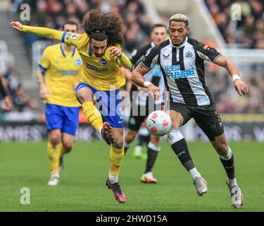 Marc Cucurella #3 von Brighton & Hove Albion macht den Ball frei als Joelinton #7 von Newcastle United Stockfoto