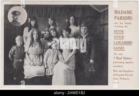 Madame Parsons und ihre Familie, einschließlich der 7 kleinen Lancashire-Brille. Die einzigen 7 Real Sisters, die überall zusammen auftreten. Ehefrau und Töchter von Sergeant Parsons, Armeekorps Stockfoto