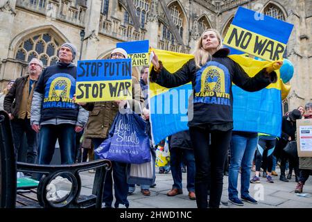 Bath, Großbritannien. 5.. März 2022. Die Demonstranten halten Anti-Putin-Angriffe ab und stoppen die Kriegsplatten, während sie Reden vor der Abtei von Bath während einer Demonstration gegen die russische Invasion in der Ukraine hören. Die Demonstration wurde organisiert, um den Menschen vor Ort zu ermöglichen, ihre Solidarität mit der Ukraine im Krieg zwischen Russland und der Ukraine zu zeigen und Putins Aktionen zu verurteilen. Quelle: Lynchpics/Alamy Live News Stockfoto