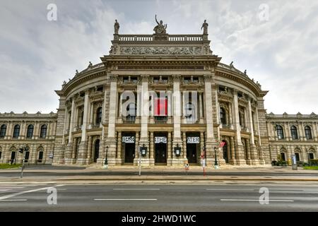 Wien, Österreich - 17. Jul 2021: Wunderschöne Aussicht auf das historische Burgtheater mit der berühmten Wiener Ringstraße in Wien, Österreich Stockfoto