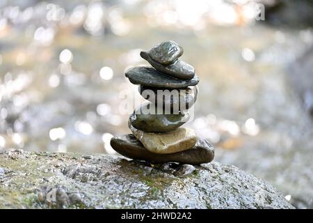 Nahaufnahme des braunen Steins in der Reihe über unscharf grauem braunen Hintergrund. Stockfoto