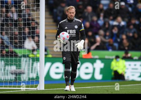 Leicester, Großbritannien. 05. März 2022. Kasper Schmeichel #1 von Leicester City mit dem Ball in Leicester, Vereinigtes Königreich am 3/5/2022. (Foto von Simon Whitehead/News Images/Sipa USA) Quelle: SIPA USA/Alamy Live News Stockfoto