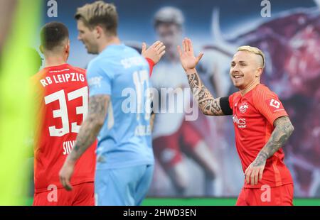 Leipzig, Deutschland. 05. März 2022. Fußball: Bundesliga, Matchday 25, RB Leipzig - SC Freiburg in der Red Bull Arena. Der Leipziger Angelino feiert nach dem Tor 1:1. Kredit: Jan Woitas/dpa-Zentralbild/dpa - WICHTIGER HINWEIS: Gemäß den Anforderungen der DFL Deutsche Fußball Liga und des DFB Deutscher Fußball-Bund ist es untersagt, im Stadion und/oder vom Spiel aufgenommene Fotos in Form von Sequenzbildern und/oder videoähnlichen Fotoserien zu verwenden oder zu verwenden./dpa/Alamy Live News Stockfoto