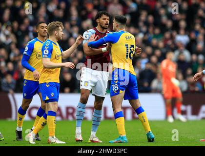 Birmingham, Großbritannien. 5.. März 2022 ; Villa Park, Birmingham, Midlands, England; Premier League Football, Aston Villa gegen Southampton; Armando Broja von Southampton schiebt Tyrone Mings von Aston Villa Kredit: Action Plus Sports Images/Alamy Live News Stockfoto