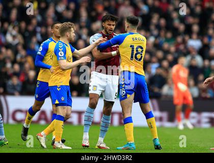 Birmingham, Großbritannien. 5.. März 2022 ; Villa Park, Birmingham, Midlands, England; Premier League Football, Aston Villa gegen Southampton; Armando Broja von Southampton schiebt Tyrone Mings von Aston Villa Kredit: Action Plus Sports Images/Alamy Live News Stockfoto