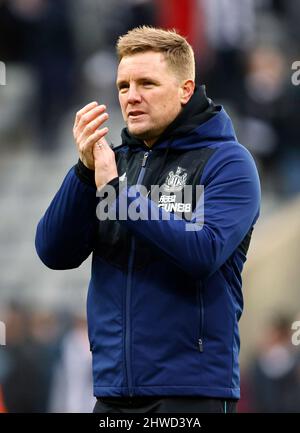 Eddie Howe, der Manager von Newcastle United, applaudiert den Fans nach dem Premier League-Spiel im St. James' Park, Newcastle upon Tyne. Bilddatum: Samstag, 5. März 2022. Stockfoto