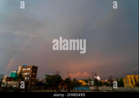 Verschwommenes Bild des Regenbogens auf einem bewölkten Himmel, Howrah, Westbengalen, Indien Stockfoto