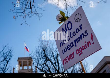 Berlin, Deutschland. 05. März 2022. Deutschland, Berlin, 05. März 2022: Ein Schild mit der Aufschrift "Keine Atomwaffen mehr!" Als Mitglieder des Rundfunkchors Berlin vor der russischen Botschaft in Zentral-Berlin solidarisch mit der Ukraine singen, um gegen die anhaltende russische Invasion in der Ukraine zu protestieren. (Foto: Jan Scheunert/Sipa USA) Quelle: SIPA USA/Alamy Live News Stockfoto