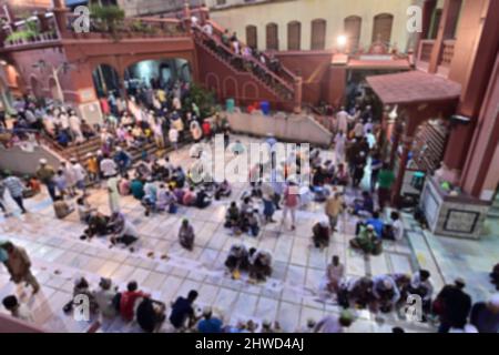 Kolkata, Westbengalen, Indien - 27.. Mai 2019 : verschwommenes Bild der Iftar-Partei in Nakhoda Masjid durch muslimische Gemeinschaft. Gedreht in Kalkutta, Westbengalen, Indien Stockfoto