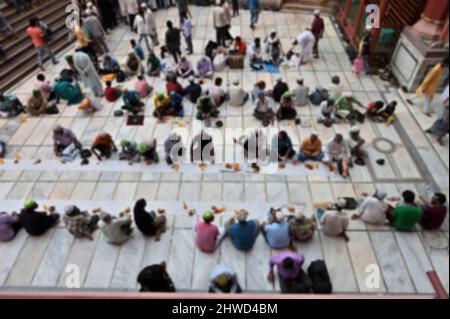 Kolkata, Westbengalen, Indien - 27.. Mai 2019 : verschwommenes Bild der Iftar-Partei in Nakhoda Masjid durch muslimische Gemeinschaft. Gedreht in Kalkutta, Westbengalen, Indien Stockfoto