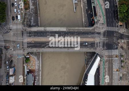 Wien, Österreich - 18. Jul 2021: Luftaufnahme der Schwedenbrücke über den Donaukanal in Wien, Österreich. Stockfoto