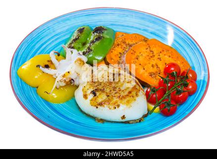 Sepia auf einem Grill gebraten mit bulgarischen Pfeffer und gekochte batat ist leckeres Gericht in der Küche. Auf weissem Hintergrund Stockfoto