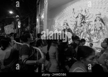 Kolkata, Westbengalen, Indien - 8.. Oktober 2019 : Hindu-Anhänger besuchen dekoriertes Durga Puja-Pandal in der Nacht mit Idol der Göttin Durga im Inneren. Bigg Stockfoto