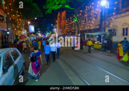 Verschwommenes Bild von Kalkutta, Indien. Nachtbild der dekorierten Straße von Kalkutta, bei farbigem Licht aufgenommen, während des Durga Puja Festivals, Westbengalen, Indien. Du Stockfoto