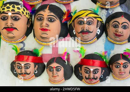 Kolkata, Westbengalen, Indien - 31.. Dezember 2018 : Bunte Santhal Stammesmasken von Stammesmenschen und -Frauen, die auf der Kunsthandwerksmesse in Kolk zum Verkauf angeboten werden Stockfoto