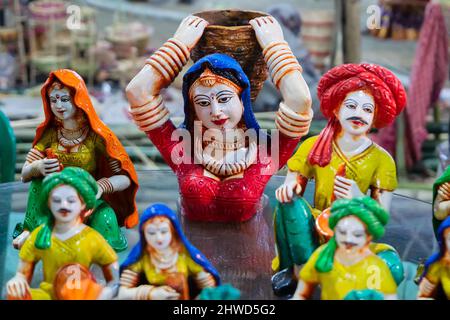 Kolkata, Westbengalen, Indien - 31. December 2018 : Bunte weibliche Terracotta-Puppe in traditionellem indischen Kleid, mit großem Korb in ihrem Bac Stockfoto