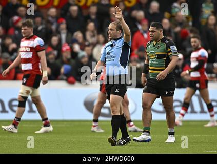 Gloucester, Großbritannien. 05. März 2022. Premiership Rugby. Gloucester Rugby V Northampton Saints. Kingsholm Stadium. Gloucester. Ian Tempest (Schiedsrichter) vergibt eine Strafe während des Rugby-Spiels Gloucester Rugby V Northampton Saints Gallagher Premiership. Kredit: Sport In Bildern/Alamy Live Nachrichten Stockfoto