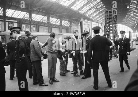 Die Szene am Bahnhof von Brighton, an der zwei Dutzend Polizisten Gruppen von Skinheads aussortierten, durchsuchten und warnten, als sie am Feiertagswochenende in der Stadt ankamen. 31.. August 1970. Stockfoto