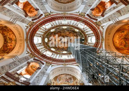 Wien, Österreich - 15. Juli 2021: Kuppel und Innenraum der Karlskirche (St. Karls-Kirche) in Wien, Österreich. Stockfoto