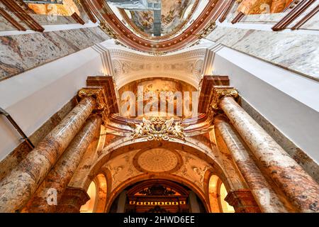 Wien, Österreich - 15. Juli 2021: Kuppel und Innenraum der Karlskirche (St. Karls-Kirche) in Wien, Österreich. Stockfoto