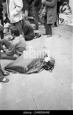 Cannon Hill Park New People Concert. 31.. August 1969. Sie kamen ruhig in den Park. Die neue Generation, die sich der neuen Regel aneigne, sah ungewöhnlich aus, war auf einer anderen Pilgerreise in ihre eigene Welt voller lautem Lärm und wenig Unterhaltung. Dieses Mal war der Blues bei einem Konzert im Cannon Hill Park in Birmingham frei, aber er hätte überall sein können. Die Gesichter sind nicht wichtig: Es ist der Look, der zählt. Die Haare stehen am Ende oder hängen in schlaffen Gewirr, die meist eingeschalteten Kleidungsstücke werden aus zweiter Hand gekauft, verblasste Jeans werden nicht wegen Löchern, sondern wegen Mode geflickt. Es ist alles ein im Stockfoto