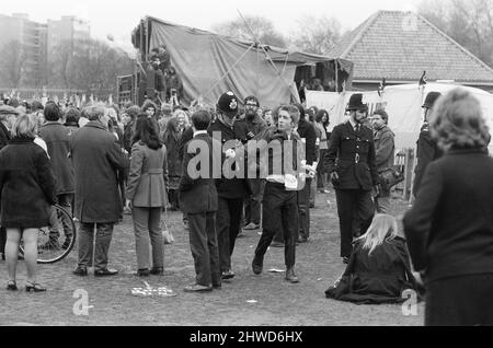 Das vom CND organisierte Treffen zum „Festival of Life“ fand im Victoria Park in Bethnal Green, East London, statt. Das Bild zeigt: Ein Skinhead wird mit einem Schmiermittel von einem Aufflammen auf dem Festival begleitet. 29.. März 1970. Stockfoto