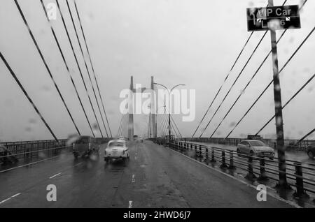 Kalkutta, Westbengalen, Indien - 17.. August 2019 : Vidyasagar Setu über dem Fluss Ganges, bekannt als 2. Hooghly Bridge. Abstraktes Schwarzweiß-Bild. Stockfoto