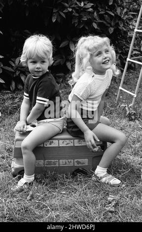 Stefan und Samantha Gates, Kindermodelle, Samstag, 20.. Juni 1970. Stockfoto