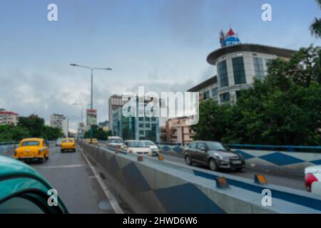 Verschwommenes Bild von Kalkutta, Westbengalen, Indien. Schnell fahrende Autos passieren AJC Bose Straße Überführung, geschäftigen Stadtverkehr der Kalkutta Straße. Stockfoto