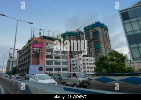 Verschwommenes Bild von sich schnell bewegenden Autos, die an der AJC Bose Road vorbeifliegen, geschäftigen Stadtverkehr auf der Kolkata Road. Stockfoto