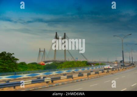 Verschwommenes Bild von Vidyasagar Setu (Brücke) über den Ganges, 2. Hooghly Bridge. Verbindet Howrah und Kalkutta, längste Kabelbrücke in Indien. Stockfoto