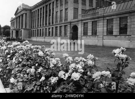 Coventry Technical College, in the Butts, Coventry, 1.. August 1969. Weitere Informationen:- das Coventry Technical College wurde 1935 eröffnet. Das ikonische Gebäude im klassischen Stil kostete nur £183.000. Es wurde City College Coventry in 2002 und fusionierte mit Tile Hill College. Stockfoto