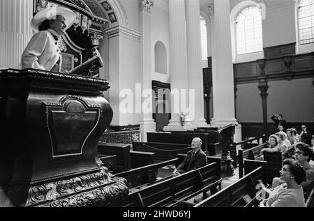 Fernsehkoch Fanny Cradock spricht von der Kanzel, St. Mary Woolnoth Church. 7.. August 1969. Stockfoto