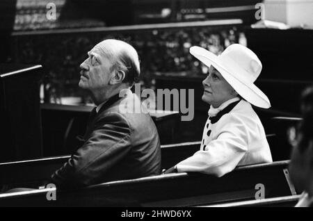 Fernsehkoch, Fanny Cradock und Johnnie, St. Mary Woolnoth Church. 7.. August 1969. Stockfoto