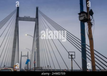 Verschwommenes Bild, Aufnahme durch das Auto, 2. Hoogly-Brücke zur blauen Stunde. Monsun Stock-Bild. Stockfoto