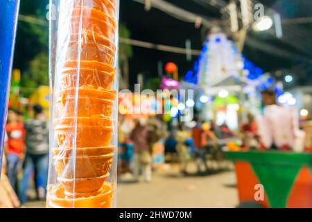 Howrah, Westbengalen, Indien - 14. April 2019 : Bunte Zapfen hängen am Straßenrand Eis satll, eine Sommer Delikatesse, indische Straße Bild. Stockfoto