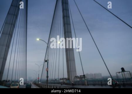 Verschwommenes Bild von Howrah, Westbengalen, Indien. 2. Hoogly-Brücke, vidyasagar setu zur blauen Stunde. Monsun Stock-Bild. Stockfoto