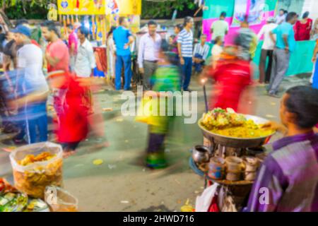 Verschwommenes Bild von Howrah, Westbengalen, Indien. Chotpoti und Velpuri, indische bengalische Gerichte am Straßenrand, werden zum bengalischen Neujahr verkauft. Bewegungsunschärfe. Stockfoto
