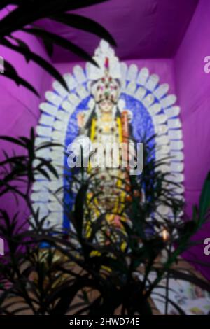 Verschwommenes, verschwommenes Idol der Göttin Karazwati in Kalkutta, Westbengalen, Indien. Die Hindu-Göttin des Wissens, der Musik, der Kunst und der Weisheit. Stockfoto