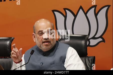 Neu-Delhi, Indien. 05. März 2022. Der indische Innenminister und hochrangige BJP-Chef Amit Shah wurde während einer gemeinsamen Pressekonferenz in der BJP-Parteizentrale gesehen. Er sagte, dass die BJP-Partei in Uttar Pradesh mit der dröhnenden Mehrheit wieder eine Regierung bilden würde und fügte hinzu, dass sie in vier Staaten wieder Regierungen bilden würden: Uttar Padesh, Uttarakhand, Goa und Manipur. In Punjab wird BJP gut abschneiden. Bharatiya Janta Party (BJP) Credit: SOPA Images Limited/Alamy Live News Stockfoto