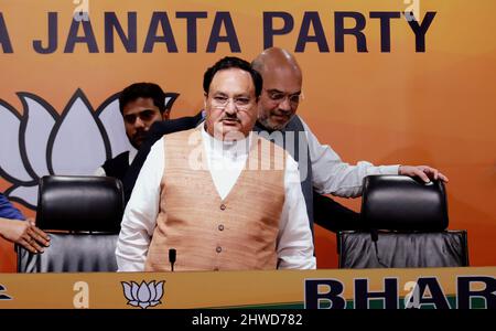 Neu-Delhi, Indien. 05. März 2022. Amit Shah, Vorsitzender der Bharatiya Janta Party (BJP), JP Nadda (Front) und indischer Innenminister und leitender BJP-Chef, kommt während einer gemeinsamen Pressekonferenz in der BJP-Parteizentrale an. Bharatiya Janta Party (BJP) Credit: SOPA Images Limited/Alamy Live News Stockfoto