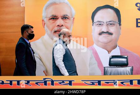 Neu-Delhi, Indien. 05. März 2022. Der indische Innenminister und hochrangige BJP-Chef Amit Shah wurde während einer gemeinsamen Pressekonferenz in der BJP-Parteizentrale gesehen. Er sagte, dass die BJP-Partei in Uttar Pradesh mit der dröhnenden Mehrheit wieder eine Regierung bilden würde und fügte hinzu, dass sie in vier Staaten wieder Regierungen bilden würden: Uttar Padesh, Uttarakhand, Goa und Manipur. In Punjab wird BJP gut abschneiden. Bharatiya Janta Party (BJP) Credit: SOPA Images Limited/Alamy Live News Stockfoto