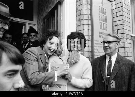 Der Komiker Ken Dodd eröffnet Wohnungen in der Ducie Street und der Beaconsfield Street, Toxteth, Liverpool. Zwei Häuser, eines in jeder Straße, wurden unter einem Team von Schutzhütten- und Planungsexperten zu Wohnungen umgebaut. Ken mit Martha Igbinovia, 23, mit Anthony, 1, und Eve, 2 1/2, einer der Mieter der Wohnungen in der Ducie Street. 7.. April 1970. Stockfoto